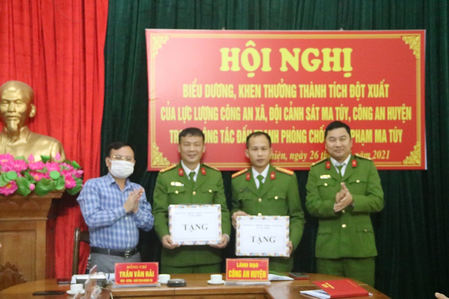 Khen thưởng Đội Cảnh sát điều tra tội phạm về ma túy- CAH An Dương và CAX Lê Thiện triệt phá tụ điểm ma túy tại địa phương